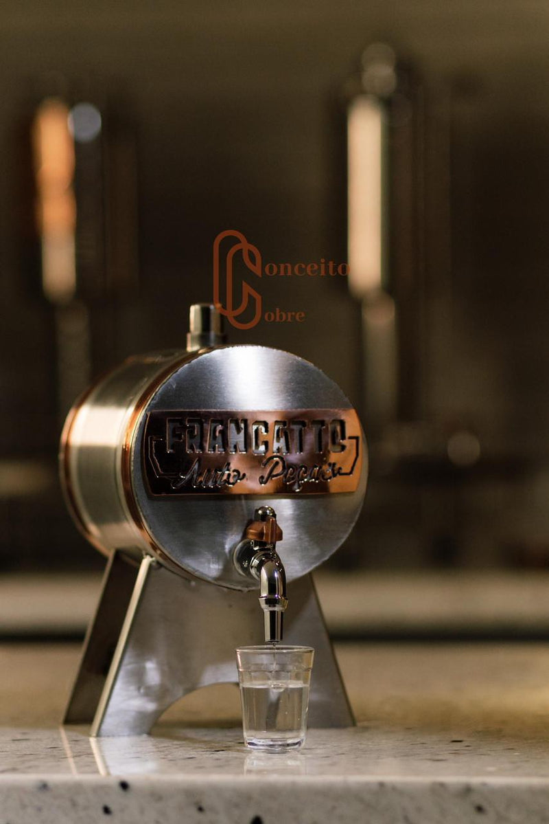 Barril em inox com detalhes em cobre. Serve pra água, destilado, cerveja, vinho... Barril de 3L/5L