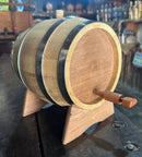 Barril de madeira c/ detalhes em chapa. Barril de cachaça 3L . Madeira jequitibá