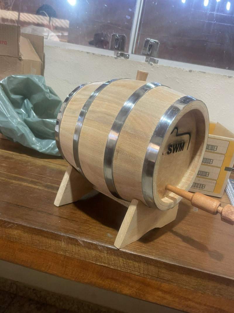 Barril de madeira c/ detalhes em chapa. Barril de cachaça 3L . Madeira jequitibá