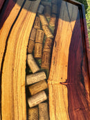 Em madeira em jacaranda violeta Finalizacao em resina epoxi com rolhas embutidas