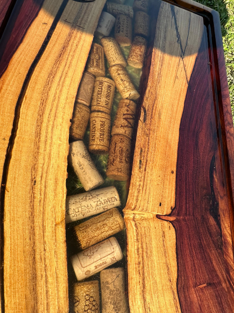 Em madeira em jacaranda violeta Finalizacao em resina epoxi com rolhas embutidas