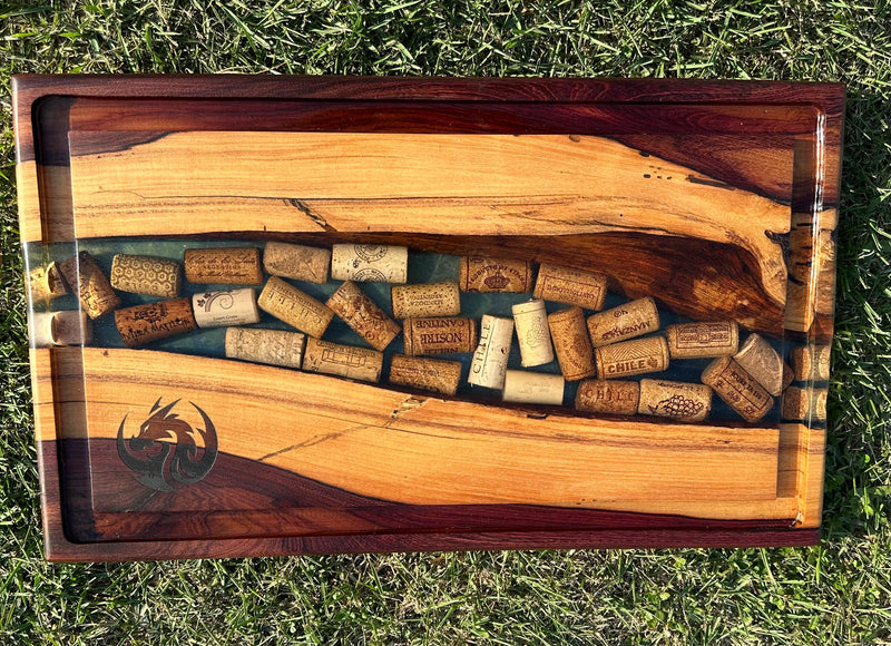 Em madeira em jacaranda violeta Finalizacao em resina epoxi com rolhas embutidas