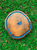 Tabua de corte em peroba rosa Canaleta resinada na cor azul metalizado