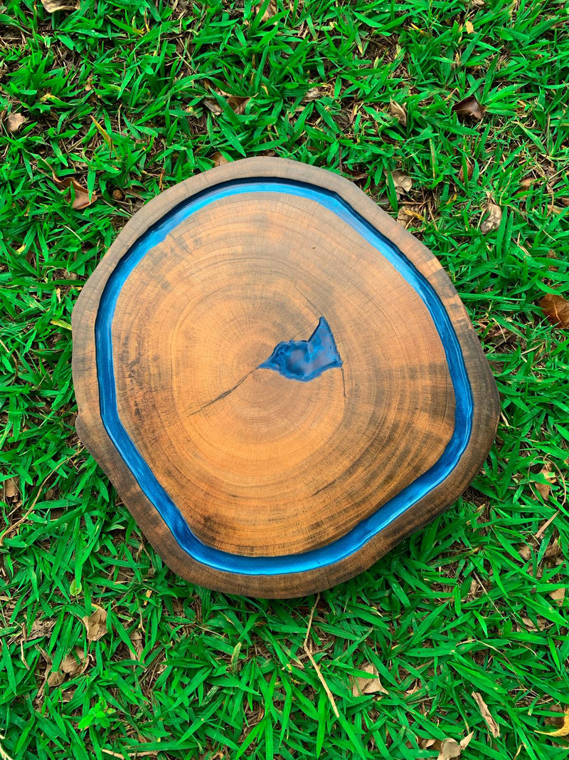 Tabua de corte em peroba rosa Canaleta resinada na cor azul metalizado