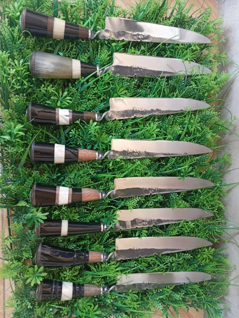 Facas churrasco e cozinha em aço arado bruta com osso e madeira.