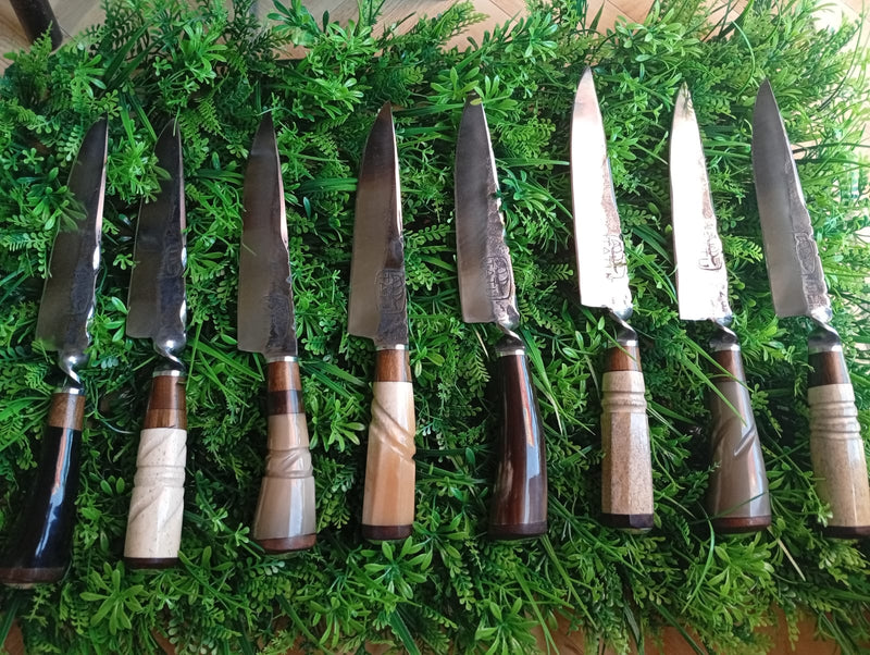 Facas churrasco e cozinha em aço arado bruta com osso e madeira.